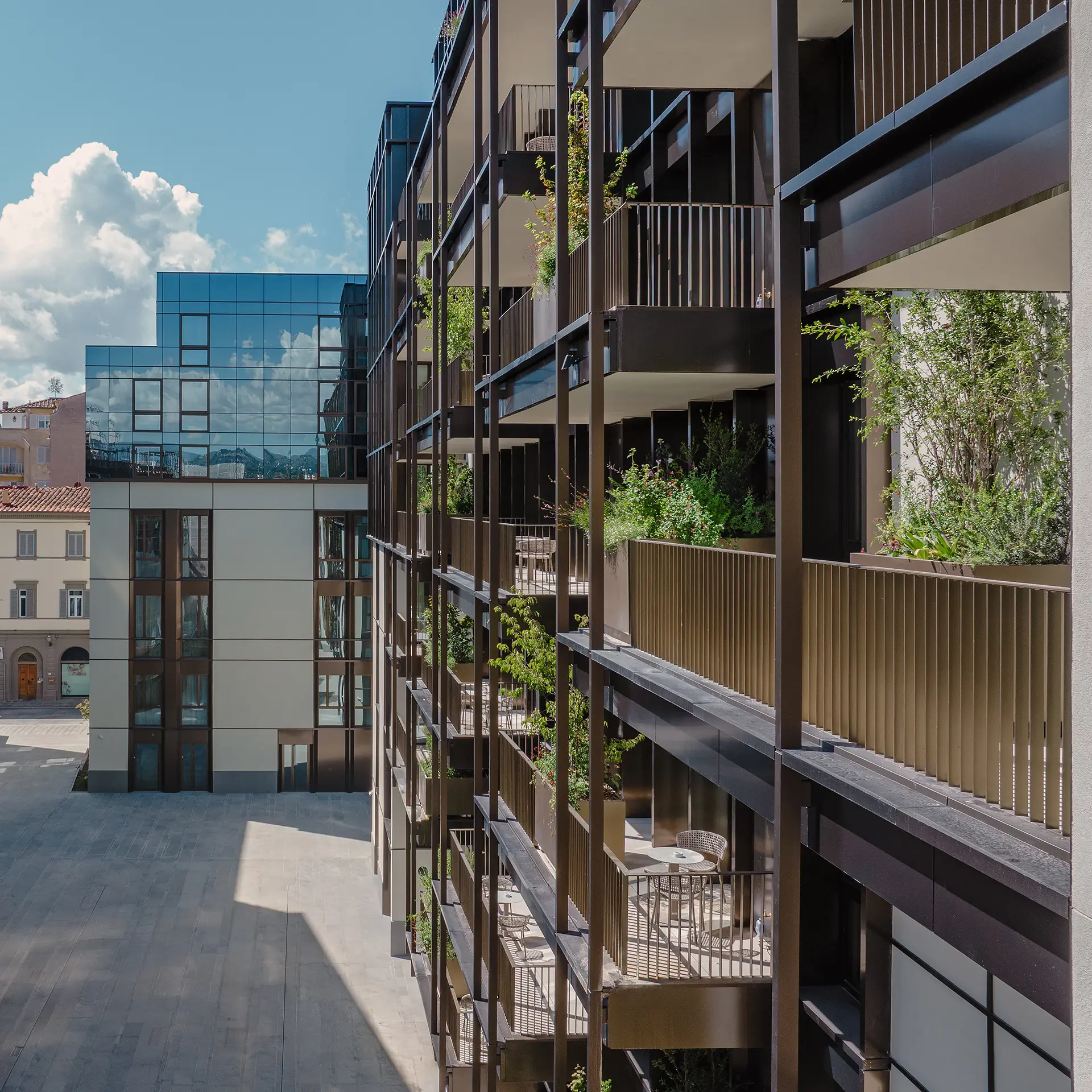 Facciata di Teatro Luxury Apartments con balconi privati e vista sulle aree comuni.